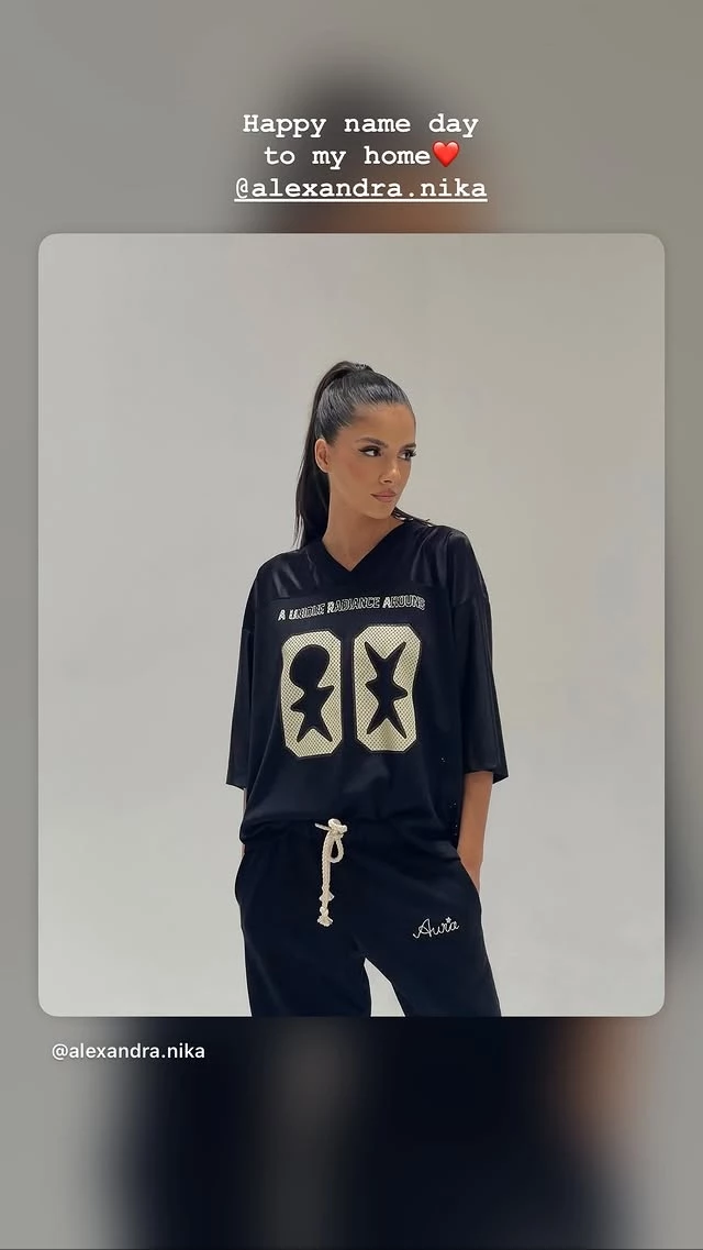 Στο μπαλκόνι της Σίλιας Κριθαριώτη στην Ίο με τη μαγευτική θέα | Η Αλεξάνδρα Νίκα αγκαλιά με την τριών μηνών Μιράντα Αργυρού - εικόνα 3