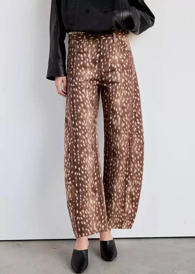 Το τζιν σε Bambi print από τη Mango είναι η πιο απρόσμενη προσθήκη στη φθινοπωρινή γκαρνταρόμπα