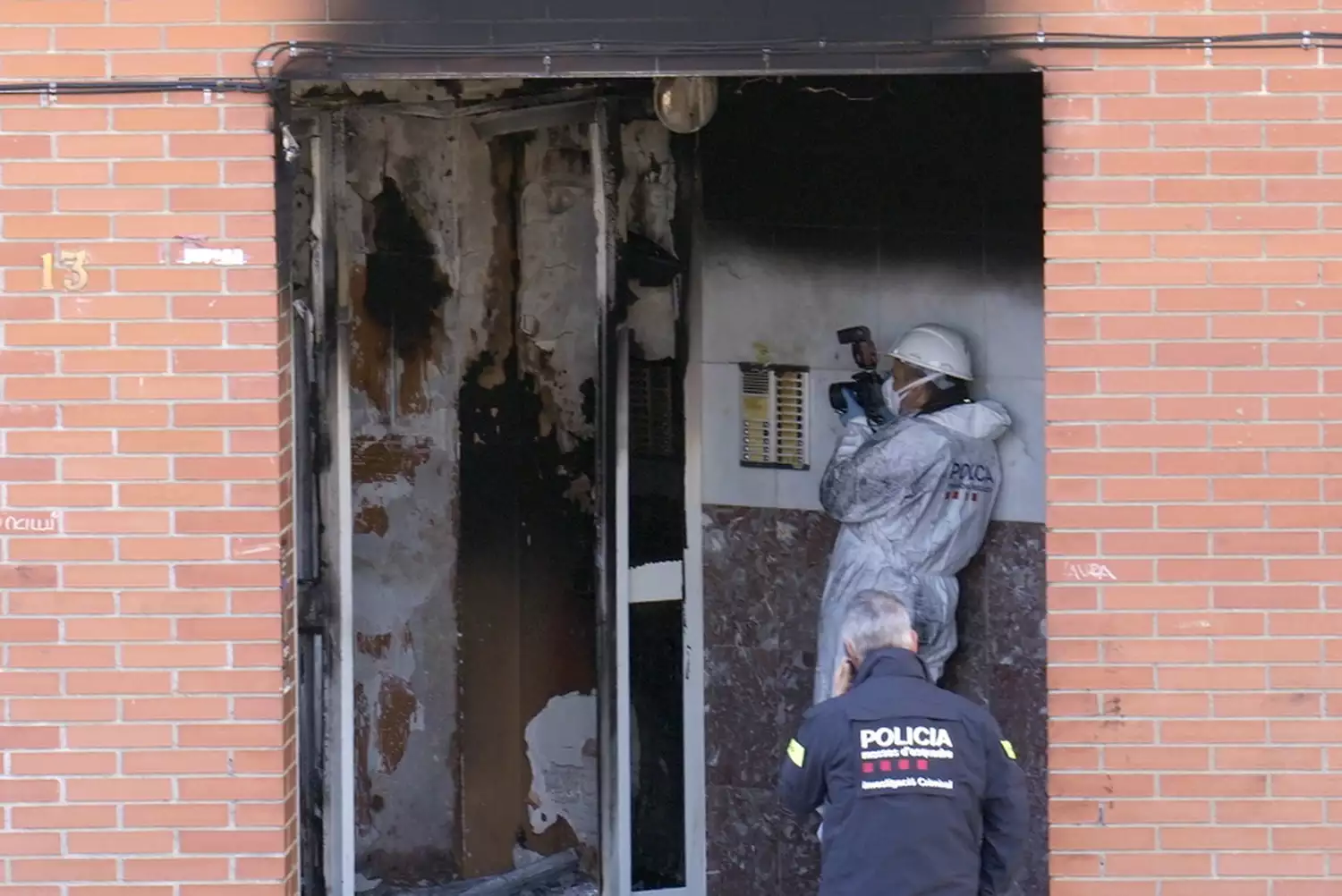 barcelona fire polikatoikia ape 2203