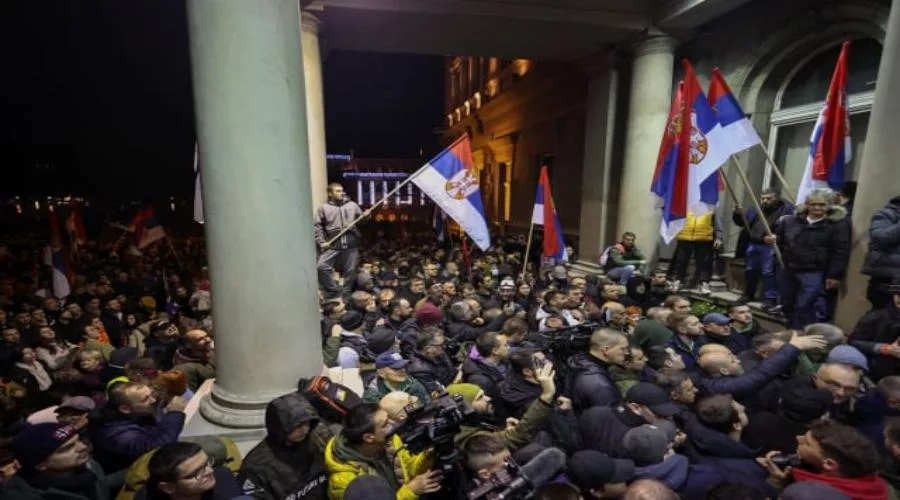 serbia-protests-diadilosi-police-109212.jpg
